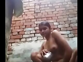 desi skirt bathing and rubbing her pussy in front cammera